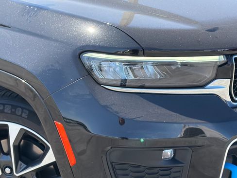 Used 2023 Jeep Grand Cherokee Overland w/ Advanced Protech Group III AWD/4WD image 39