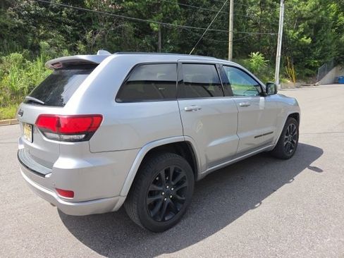 Used 2018 Jeep Grand Cherokee Altitude RWD image 3