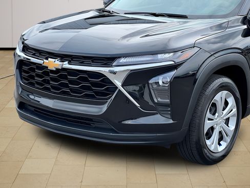 Used 2024 Chevrolet Trax LS FWD image 31