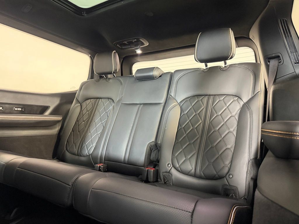 Used 2023 Jeep Grand Wagoneer Series III AWD/4WD image 19