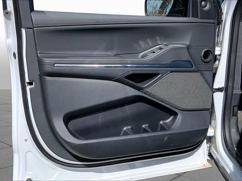 New 2026 Lincoln Navigator Reserve w/ Jet Appearance Package AWD/4WD image 10