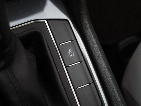 Used 2020 Volkswagen Tiguan SE w/ Panoramic Sunroof Package image 28