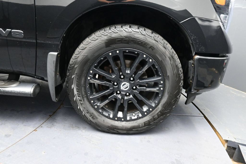 Used 2018 Nissan Titan SV AWD/4WD image 16