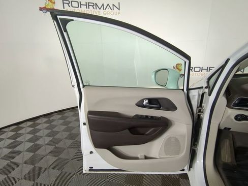 Used 2017 Chrysler Pacifica Touring-L image 18