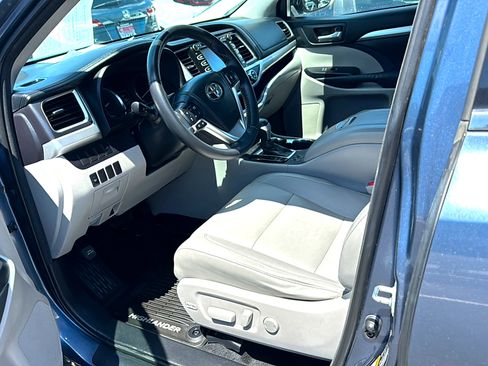 Used 2015 Toyota Highlander XLE AWD/4WD image 2