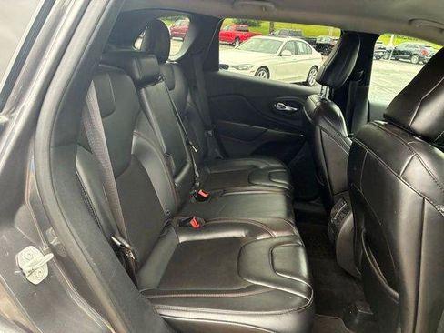 Used 2019 Jeep Cherokee Trailhawk AWD/4WD image 10