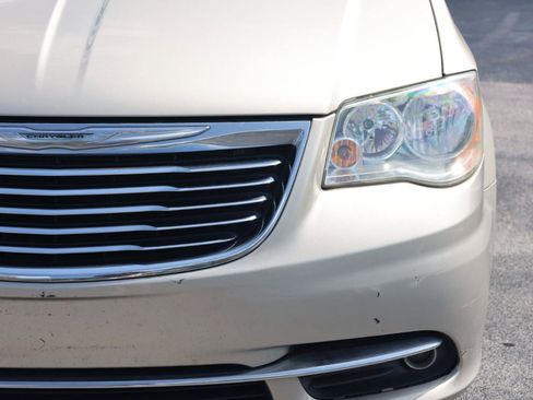 Used 2014 Chrysler Town & Country Touring FWD image 27