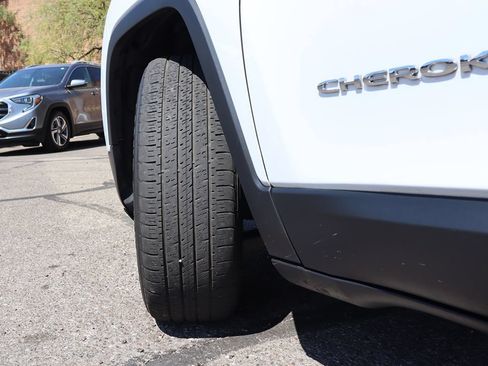 Used 2018 Jeep Cherokee Latitude FWD image 6