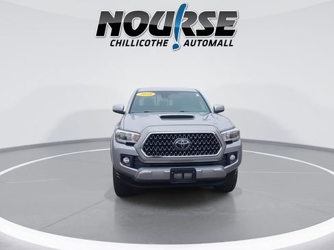 Used 2018 Toyota Tacoma TRD Sport image 3