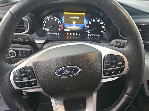 Used 2023 Ford Explorer XLT w/ Equipment Group 202A image 4