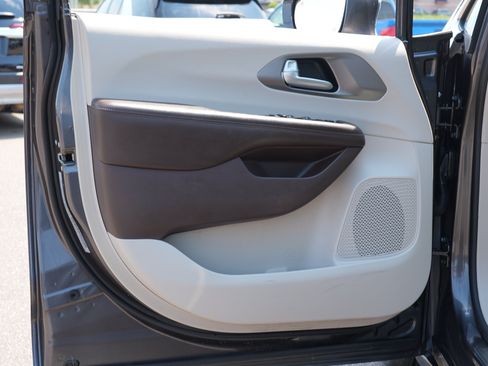 Used 2018 Chrysler Pacifica Touring-L Plus w/ Advanced Safetytec Group FWD image 14