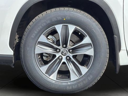 Used 2022 Toyota Highlander XLE AWD/4WD image 11