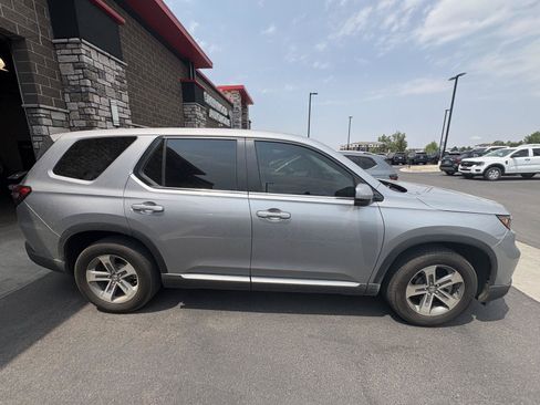 Used 2025 Honda Pilot EX-L image 2