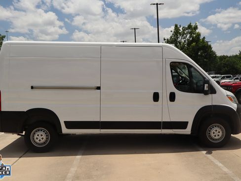 Used 2024 RAM ProMaster 2500 w/ Convenience Group FWD image 2