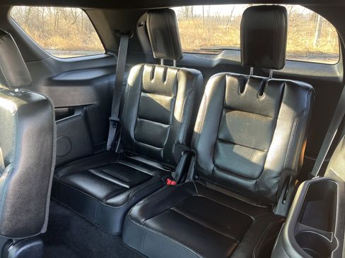 Used 2017 Ford Explorer XLT w/ Equipment Group 202A image 13