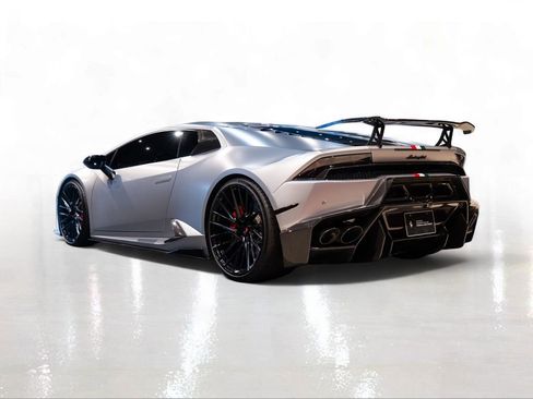 Used 2017 Lamborghini Huracan LP 580-2 RWD image 2