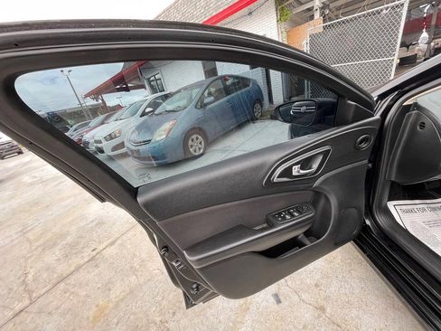 Used 2015 Chrysler 200 Limited w/ Convenience Group FWD image 5