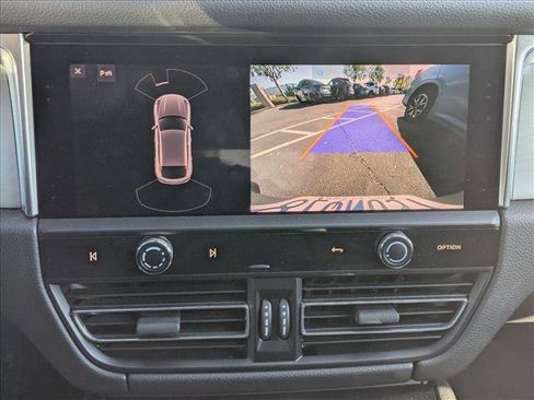 Used 2022 Porsche Macan image 14