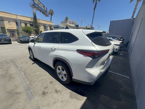 Used 2022 Toyota Highlander L FWD image 4