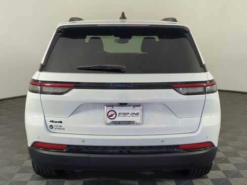 Used 2023 Jeep Grand Cherokee Altitude AWD/4WD image 6