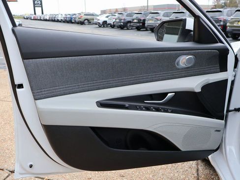 New 2025 Hyundai Elantra Limited image 21