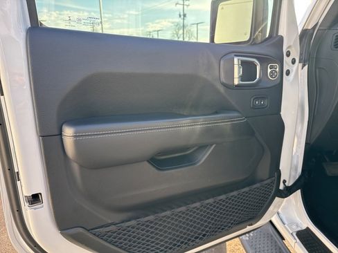 Used 2018 Jeep Wrangler Unlimited Sahara image 12