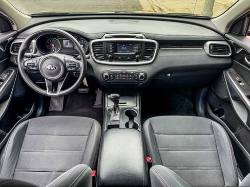 Used 2017 Kia Sorento LX image 28