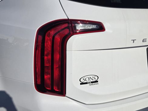 Used 2025 Kia Telluride LX FWD image 9