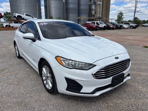 Used 2019 Ford Fusion SE FWD image 1