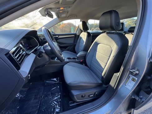 Used 2025 Volkswagen Jetta SE image 31