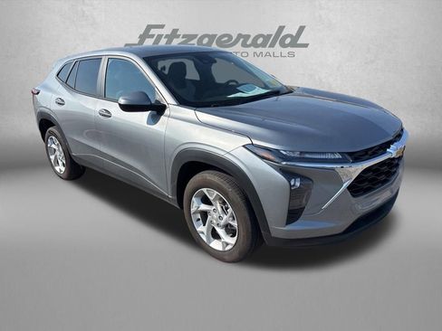 Used 2025 Chevrolet Trax LS w/ LS Convenience Package image 7