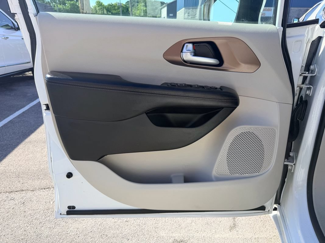 Used 2018 Chrysler Pacifica L FWD image 23