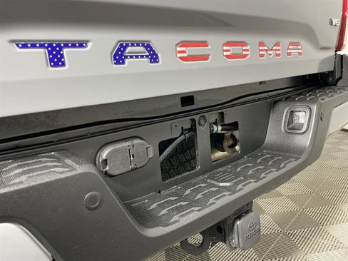 Certified 2018 Toyota Tacoma TRD Off-Road image 32