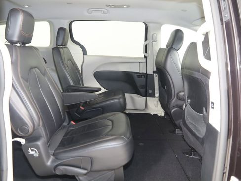 Used 2017 Chrysler Pacifica Touring-L image 13