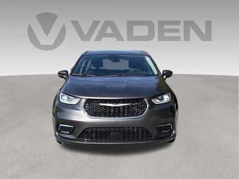 Used 2023 Chrysler Pacifica Touring-L FWD image 2