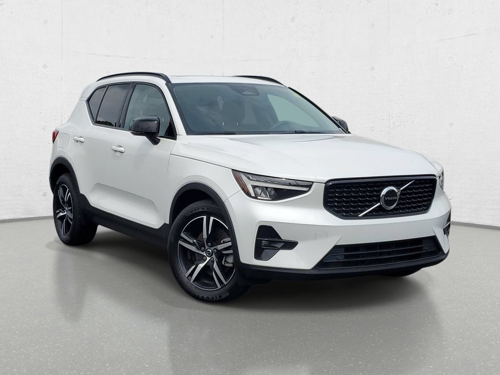 Used 2023 Volvo XC40 B5 Plus AWD/4WD image 2