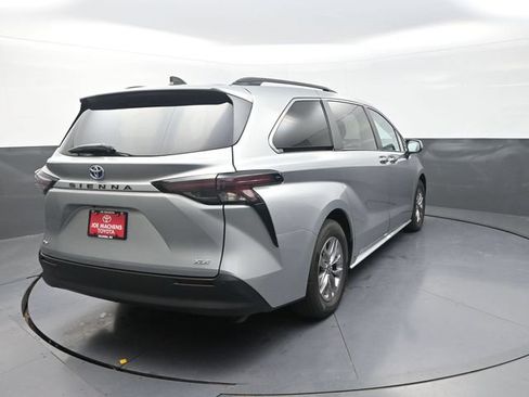 Certified 2025 Toyota Sienna XLE FWD image 8