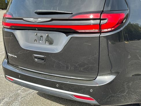 Used 2023 Chrysler Pacifica Touring-L FWD image 5