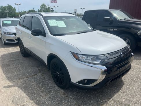 Used 2020 Mitsubishi Outlander LE FWD image 2
