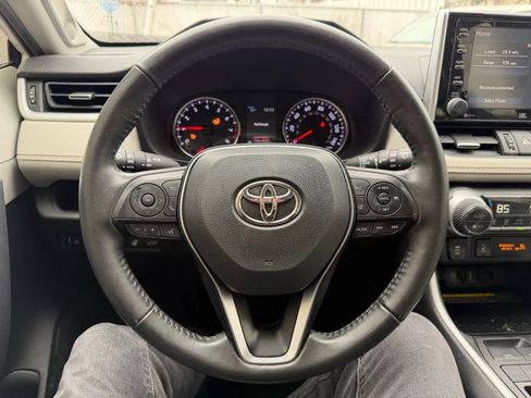 Used 2020 Toyota RAV4 XLE Premium FWD image 18