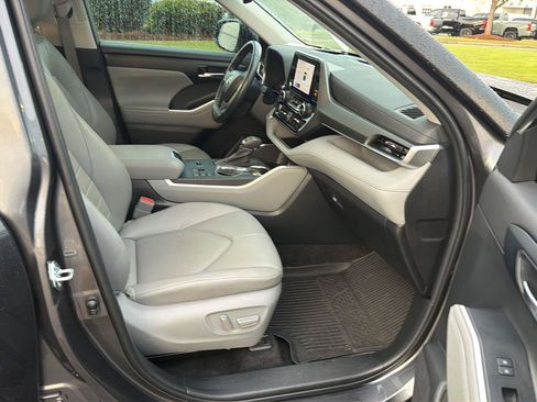 Used 2023 Toyota Highlander XLE FWD image 13