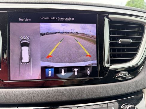 Used 2020 Chrysler Pacifica Touring-L w/ Tire & Wheel Group FWD image 27