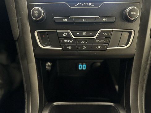 Used 2020 Ford Fusion SE w/ Equipment Group 151A FWD image 23