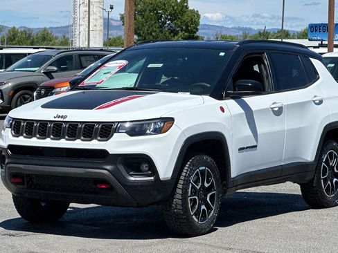 Used 2025 Jeep Compass Trailhawk AWD/4WD image 8