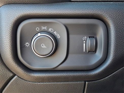 Used 2024 RAM 2500 Tradesman w/ Chrome Appearance Group image 25