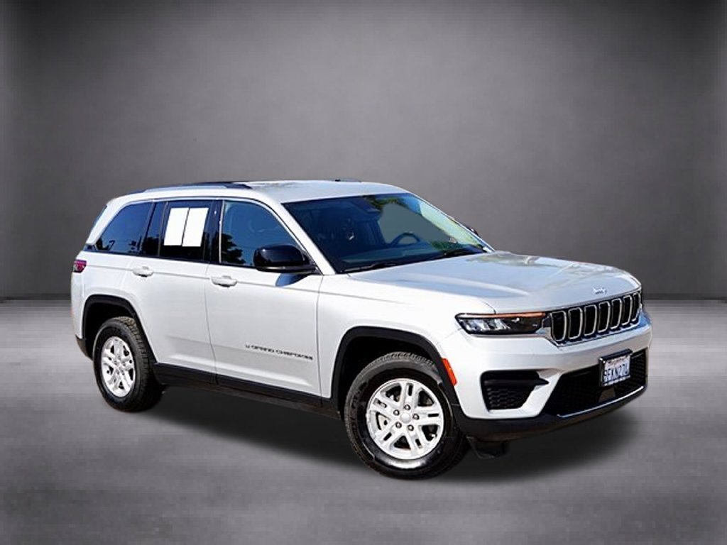 Used 2023 Jeep Grand Cherokee Laredo RWD image 3