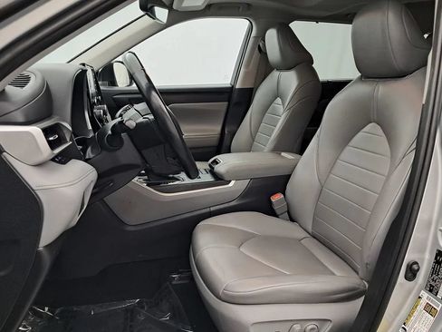 Used 2021 Toyota Highlander XLE FWD image 7