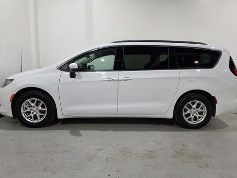 Used 2022 Chrysler Voyager LX image 15