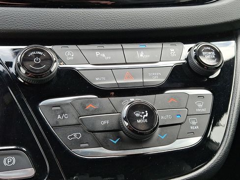 Used 2025 Chrysler Pacifica Select FWD image 16