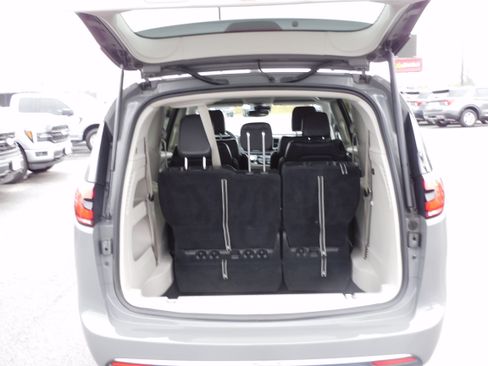 Used 2022 Chrysler Pacifica Touring-L image 5